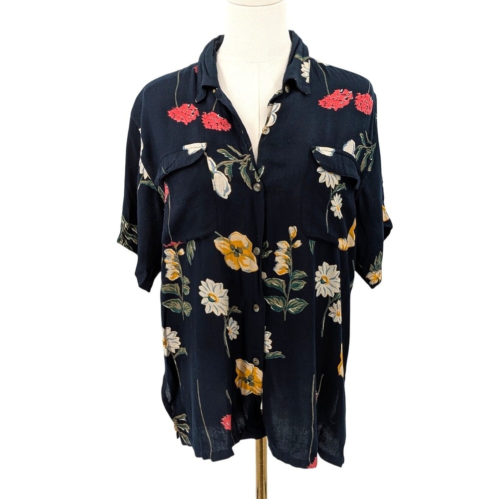 Quizz Petite Black Floral Button Front Short Sleeve Blouse PLโ